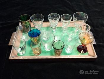 Collezione di 17 bicchierini da liquore su vassoio