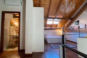 Loft di charme su due livelli con travi a vista