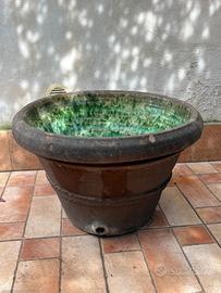 Vecchia fontana e vecchio vaso