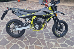 Moto motard 125