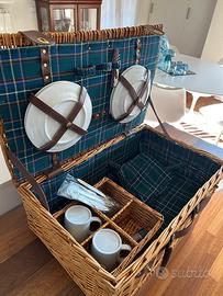 Cestino da picnic in vimini completo per 4 persone
