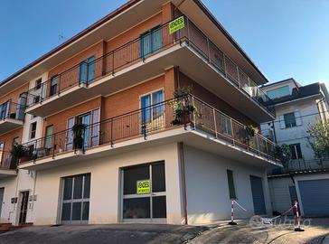 Appartamento con soffitta, garage, posti auto