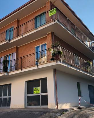 Appartamento con soffitta, garage, posti auto