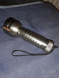 Torcia ultravioletti nuova e lampada snodata