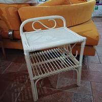 comodino o tavolino in bambù e vimini