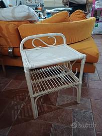 comodino o tavolino in bambù e vimini