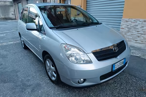 TOYOTA corolla verso