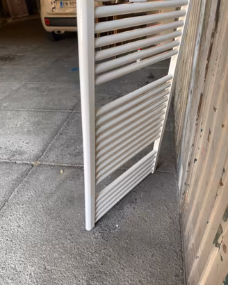 Scaldasalviette bianco solidamente rialzato acciai