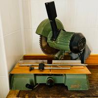 Troncatrice radiale da banco elettrica (220 V).