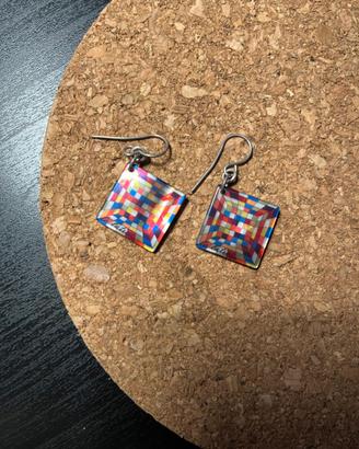 Orecchini Optical Art quadrati a scacchi multicolo