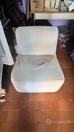 Divanetto puff in pelle e sedie girevoli in pelle