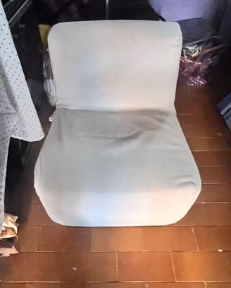 Divanetto puff in pelle e sedie girevoli in pelle