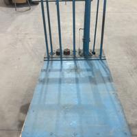 Bilancia a bascula in legno e ferro.