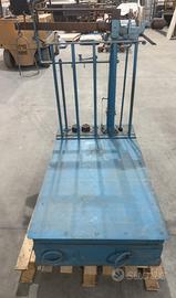 Bilancia a bascula in legno e ferro.