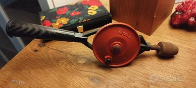 Antico trapano a manovella German