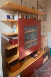 Libreria moderna in legno chiaro e bordeaux