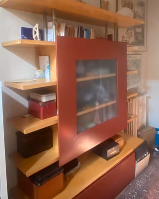 Libreria moderna in legno chiaro e bordeaux