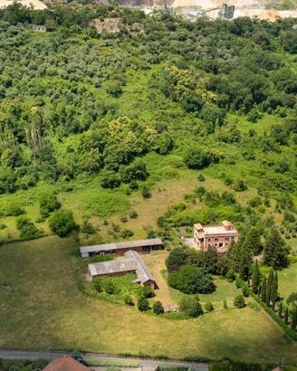 Rustico / Casale di 1140 m² con più di 5 locali a 