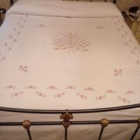 Copriletto estivo con ricami a macchina