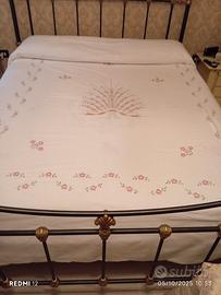 Copriletto estivo con ricami a macchina