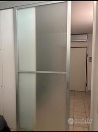 Porta scorrevole alluminio tutta altezza.