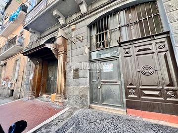 LOCALE COMMERCIALE 240 m² - FRONTE STRADA - VIA AB