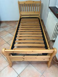 Letto singolo in legno massiccio.