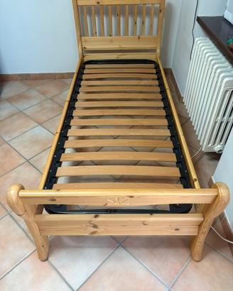 Letto singolo in legno massiccio.