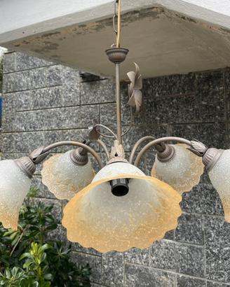 Lampadario in metallo e vetro decorato