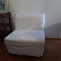 Tavolo con sedie e poltrona letto