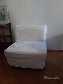 Tavolo con sedie e poltrona letto