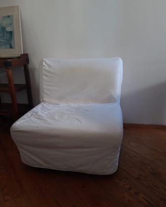 Tavolo con sedie e poltrona letto