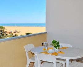 Bilocale fronte-mare con piscina