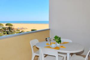 Bilocale fronte-mare con piscina