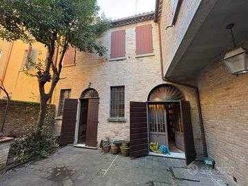 Casa indipendente di 244 m² con più di 5 locali a 