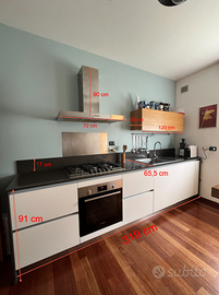 Cucina completa in legno con top in quarzo