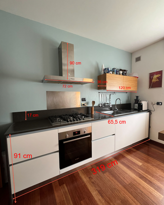 Cucina completa in legno con top in quarzo