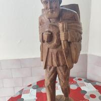 Statua intagliata in legno