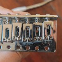 Ponte tremolo per chitarra elettrica