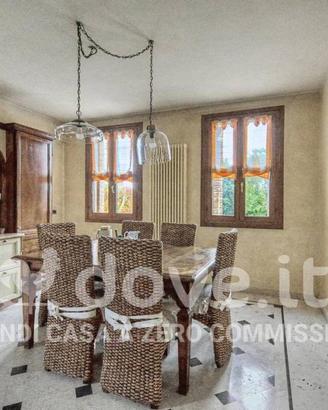 Casa indipendente di 300 m² con 5 locali e box aut