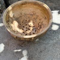 Vecchio antico scolapasta di terracotta