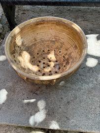 Vecchio antico scolapasta di terracotta