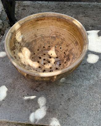 Vecchio antico scolapasta di terracotta