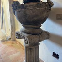 Colonna romana con vaso in cemento