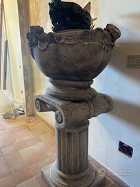 Colonna romana con vaso in cemento