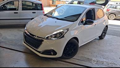 Macchina puegeot 208