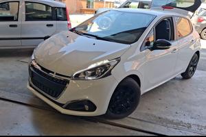 Macchina puegeot 208