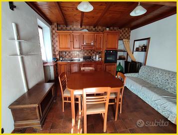 Comune di Ne: casa a schiera con giardino e terraz