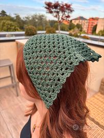 Bandana verde fatta all’uncinetto