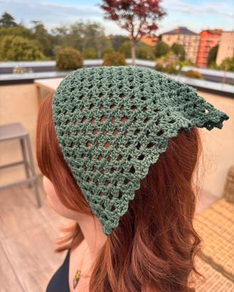 Bandana verde fatta all’uncinetto